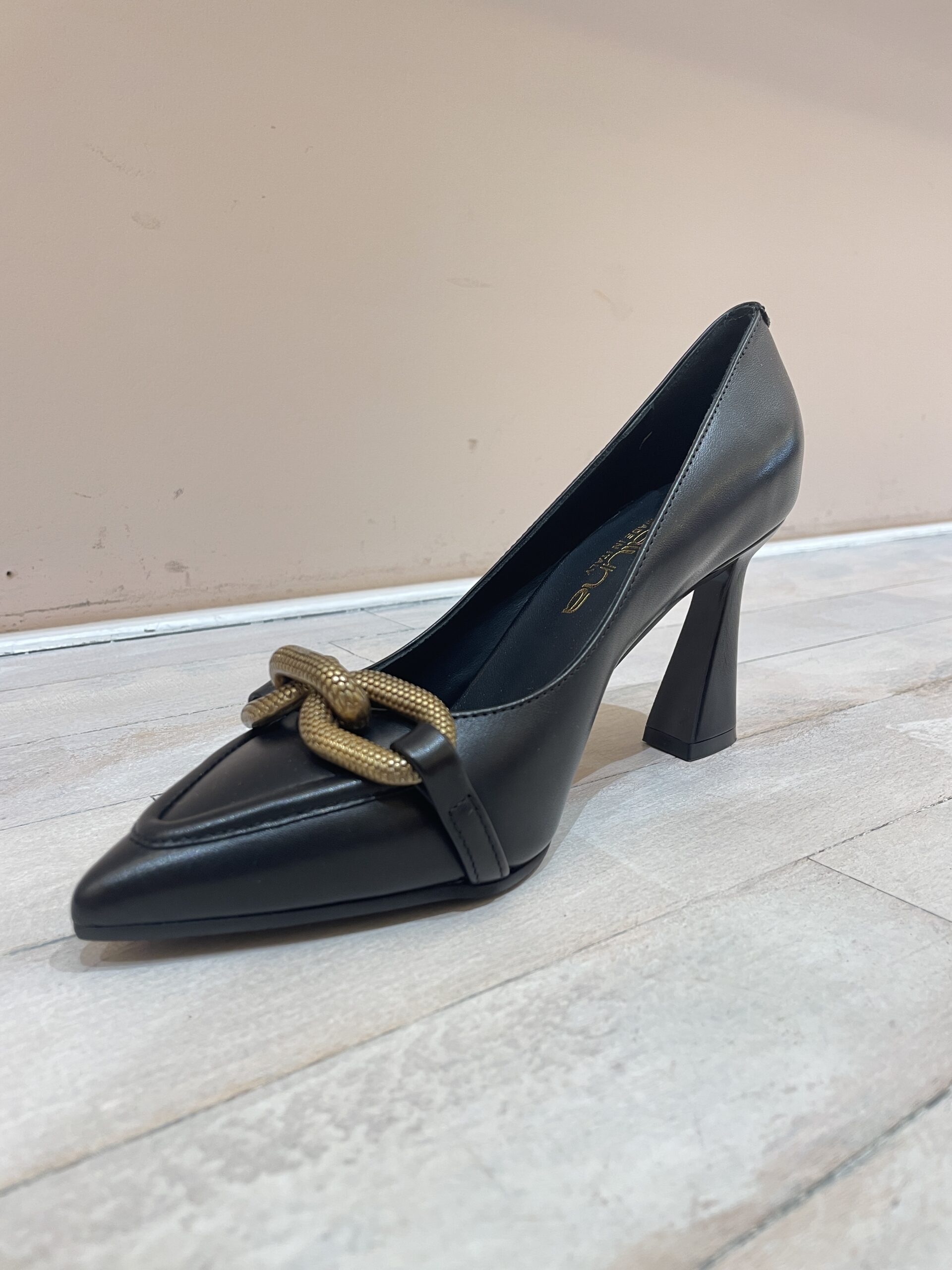 Eva Luna pumps zwart met gouden gesp - Toeti Noemi